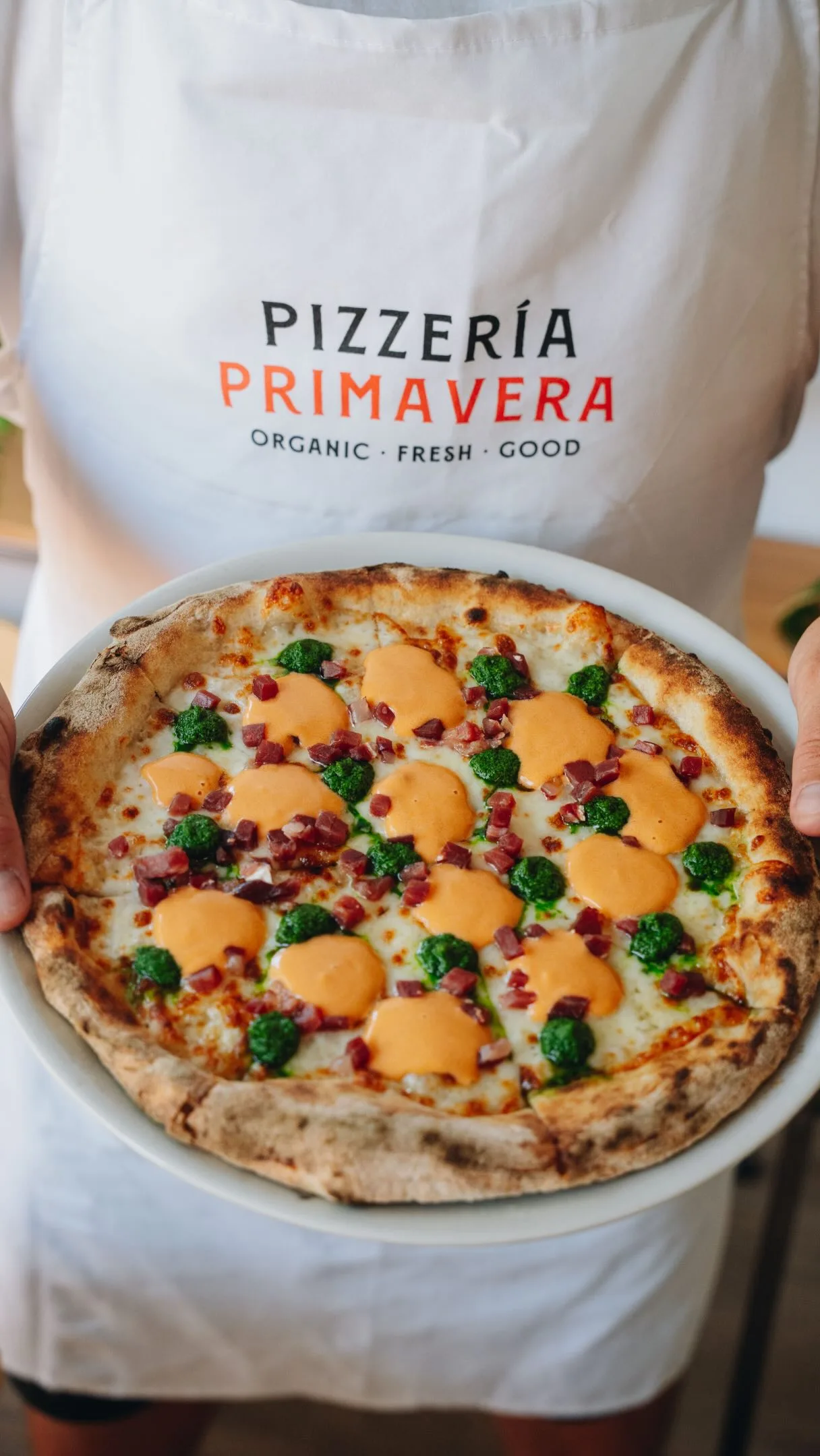 Pizza La Cordobesa de Pizzeria Primavera: base de masa madre con mozzarella fior di latte, jamón ibérico de la Alpujarra, emulsión de salmorejo y puré de albahaca